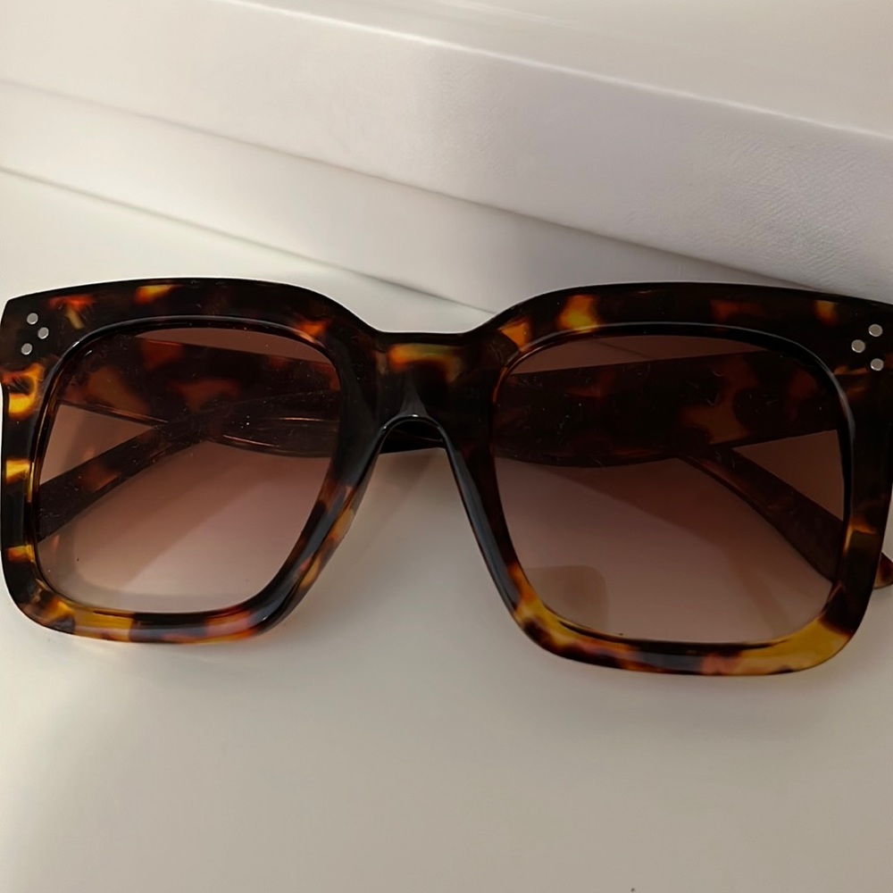 Brown tortoise shell sunglasses